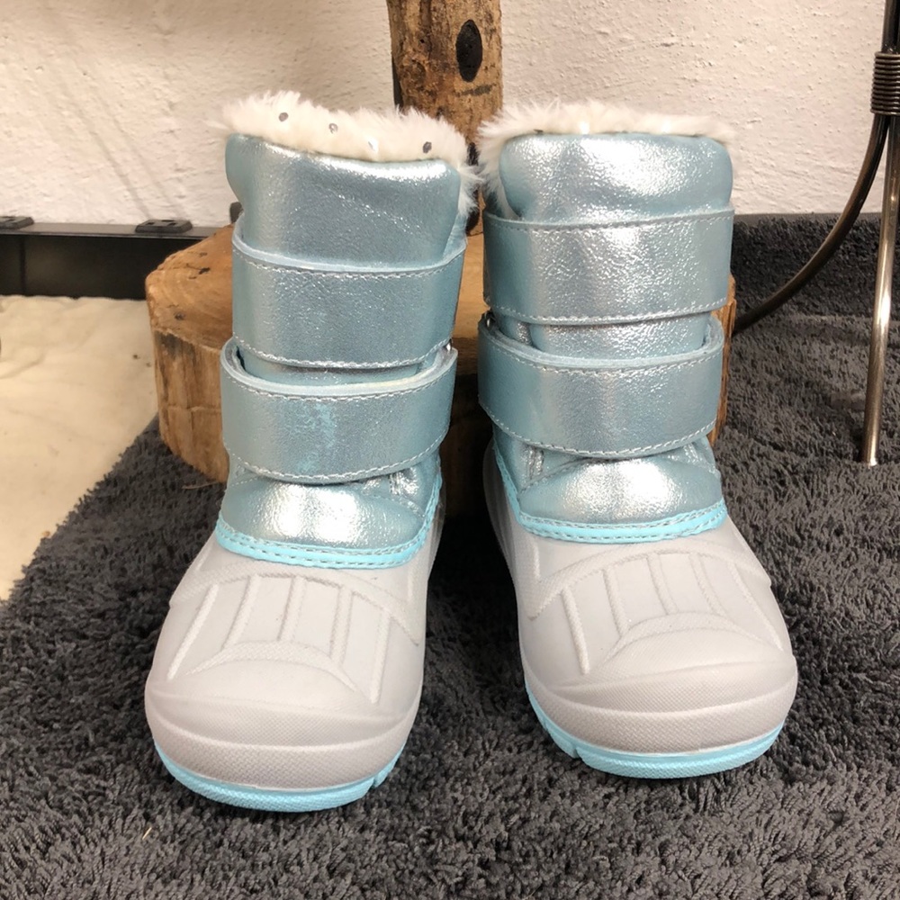 NWOB Cat & Jack Snow Boots size 5